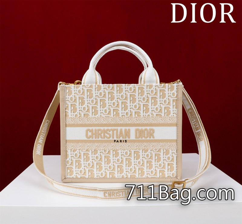 頂級精品Dior ❤️Dior新款tote(➕肩帶)❤️1324236YY#尺寸:小號26*22*8cm 這款 Book Tote 手袋以優雅的風格詮釋瑪麗亞·嘉茜婭·蔻麗 (Maria Grazia Chiuri) 的經典款式。高雅精致 皮革紋路自然細膩 Dior臺灣仿版 頂級精品Dior ❤️Dior新款tote(➕肩帶)❤️1324236YY#尺寸:小號26*22*8cm 這款 Book Tote 手袋以優雅的風格詮釋瑪麗亞·嘉茜婭·蔻麗 (Maria Grazia Chiuri) 的經典款式。高雅精致 皮革紋路自然細膩 Dior臺灣仿版