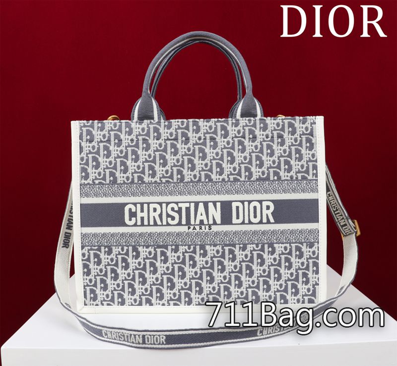 頂級精品Dior ❤️Dior新款tote(➕肩帶)❤️132427YY#尺寸:中號36*28*16cm 這款 Book Tote 手袋以優雅的風格詮釋瑪麗亞·嘉茜婭·蔻麗 (Maria Grazia Chiuri) 的經典款式。高雅精致 包型挺括不塌 DiorA貨手提包 頂級精品Dior ❤️Dior新款tote(➕肩帶)❤️132427YY#尺寸:中號36*28*16cm 這款 Book Tote 手袋以優雅的風格詮釋瑪麗亞·嘉茜婭·蔻麗 (Maria Grazia Chiuri) 的經典款式。高雅精致 包型挺括不塌 DiorA貨手提包