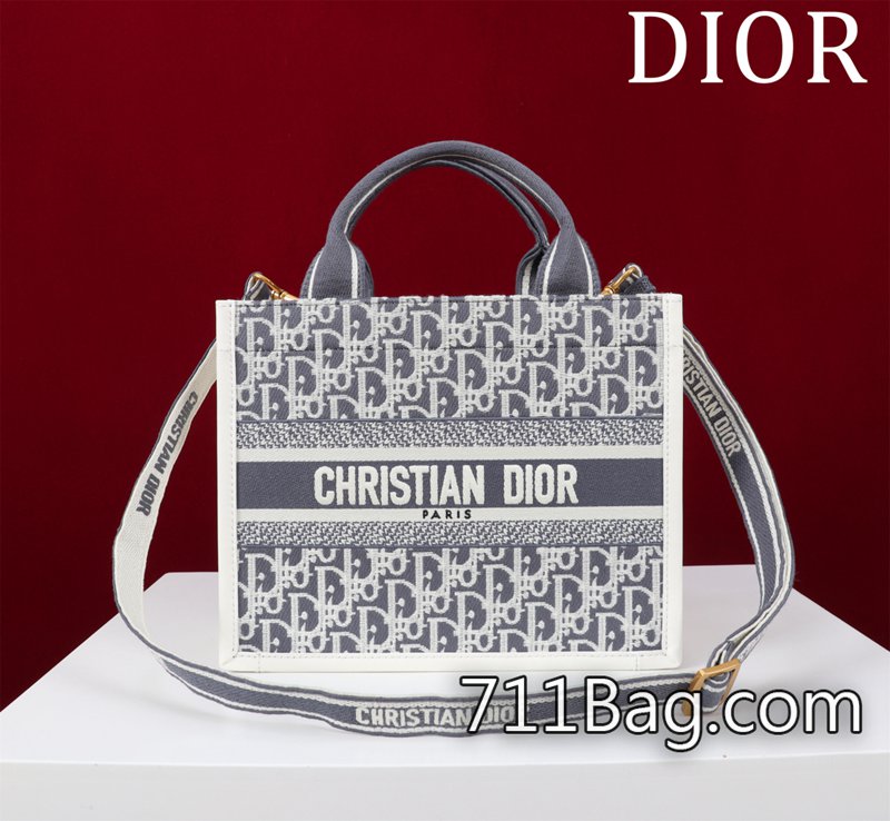 精品高仿Dior ❤️Dior新款tote(➕肩帶)❤️1324236YY#尺寸:小號26*22*8cm 這款 Book Tote 手袋以優雅的風格詮釋瑪麗亞·嘉茜婭·蔻麗 (Maria Grazia Chiuri) 的經典款式。高雅精致 內襯細緻平整 Dior爆款A貨 精品高仿Dior ❤️Dior新款tote(➕肩帶)❤️1324236YY#尺寸:小號26*22*8cm 這款 Book Tote 手袋以優雅的風格詮釋瑪麗亞·嘉茜婭·蔻麗 (Maria Grazia Chiuri) 的經典款式。高雅精致 內襯細緻平整 Dior爆款A貨