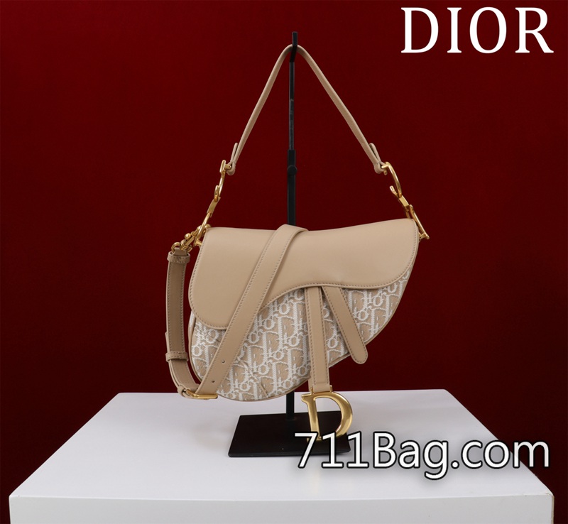 精仿Dior 款號:044605WD#大號:25.5*20*6.5cm小號:19.5*16*6.5cm藍色蒙田 Oblique 印花面料和光滑牛皮革這款經典的馬鞍包突顯瑪麗亞·嘉茜婭·蔻麗(Maria Grazia Chiuri)巧妙的煥新設計。采用藍色Oblique 印花面料等材質精心制作 鑲邊整齊無膠溢 Dior一比一包包 精仿Dior 款號:044605WD#大號:25.5*20*6.5cm小號:19.5*16*6.5cm藍色蒙田 Oblique 印花面料和光滑牛皮革這款經典的馬鞍包突顯瑪麗亞·嘉茜婭·蔻麗(Maria Grazia Chiuri)巧妙的煥新設計。采用藍色Oblique 印花面料等材質精心制作 鑲邊整齊無膠溢 Dior一比一包包