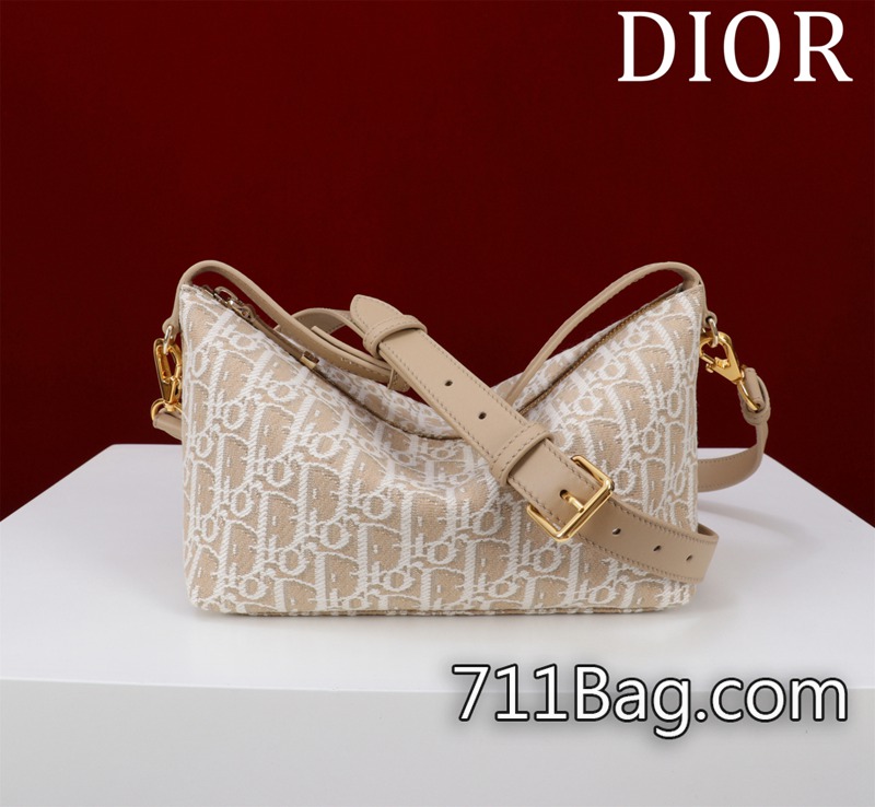 頂級高仿Dior 型號:555404WD#尺寸:28.5*14.5*10cmDiorstar Hobo鏈條手袋「」這款 Diorstar Hobo 鏈條手袋造型時尚 手工縫製對齊 Dior一比一精仿 頂級高仿Dior 型號:555404WD#尺寸:28.5*14.5*10cmDiorstar Hobo鏈條手袋「」這款 Diorstar Hobo 鏈條手袋造型時尚 手工縫製對齊 Dior一比一精仿