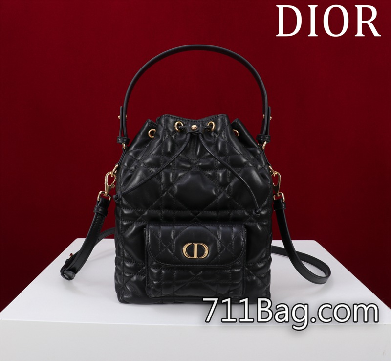 頂級超3ADior 編號:M337285WD#大號水桶尺寸:24cm*20cm*9cm這款 Dior Caro 水桶包是二零二五秋季成衣系列新品 包身挺度足夠 Dior超級仿真 頂級超3ADior 編號:M337285WD#大號水桶尺寸:24cm*20cm*9cm這款 Dior Caro 水桶包是二零二五秋季成衣系列新品 包身挺度足夠 Dior超級仿真