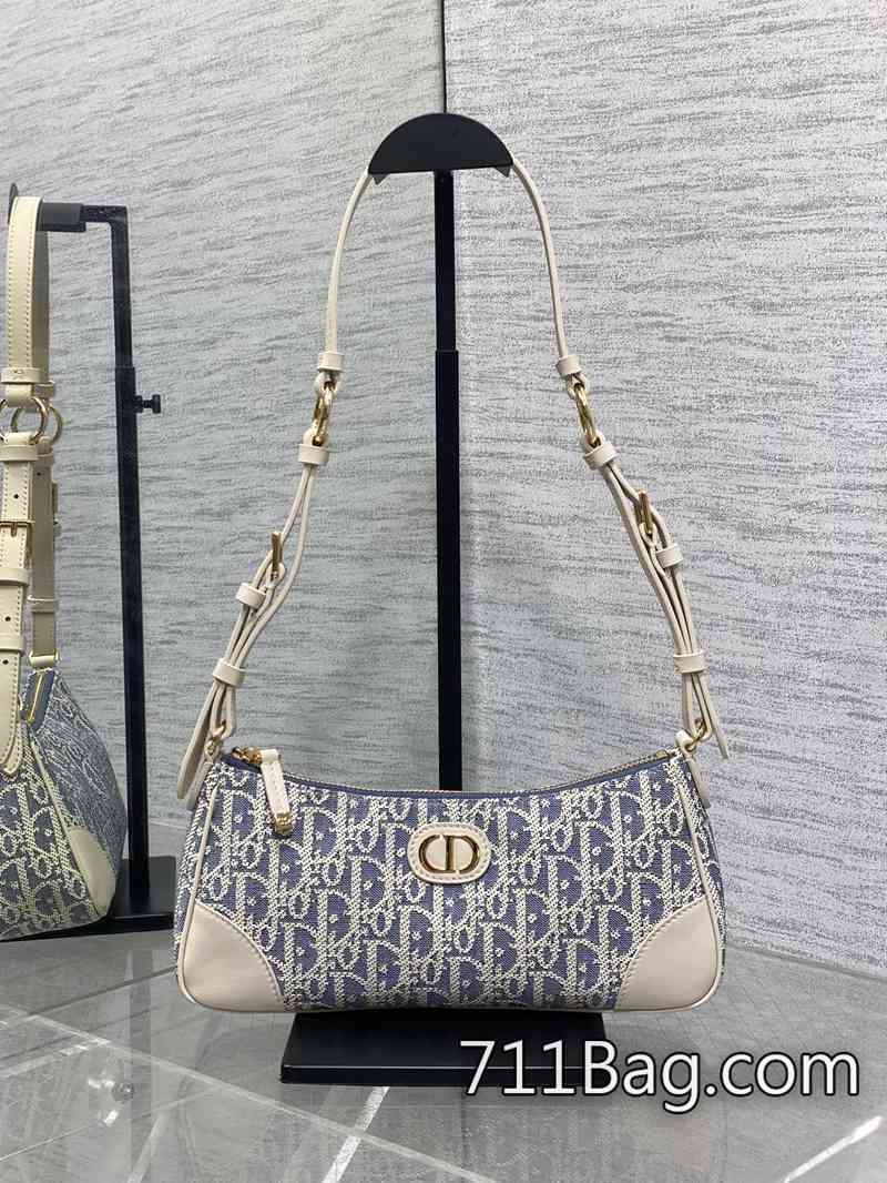 精品A貨Dior 藍色酒椰草效果格紋佈這款 Cigale 迷你手袋以時尚精致的設計豐富30Montaigne 系列。將淺餅幹色光滑牛皮革與藍色格紋佈相結合 整體手感接近真品 Dior復刻版女包 精品A貨Dior 藍色酒椰草效果格紋佈這款 Cigale 迷你手袋以時尚精致的設計豐富30Montaigne 系列。將淺餅幹色光滑牛皮革與藍色格紋佈相結合 整體手感接近真品 Dior復刻版女包