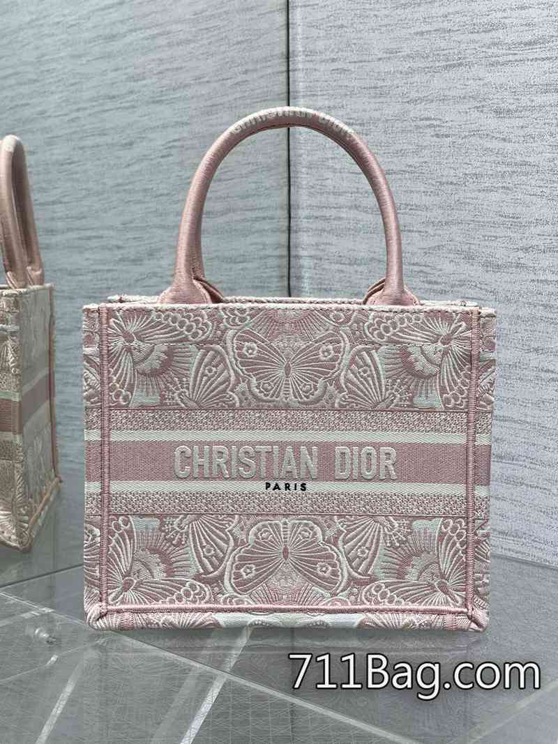 A貨Dior Tote最新尺寸小號 鎖扣靈敏不卡頓 Dior一比一精仿 A貨Dior Tote最新尺寸小號 鎖扣靈敏不卡頓 Dior一比一精仿