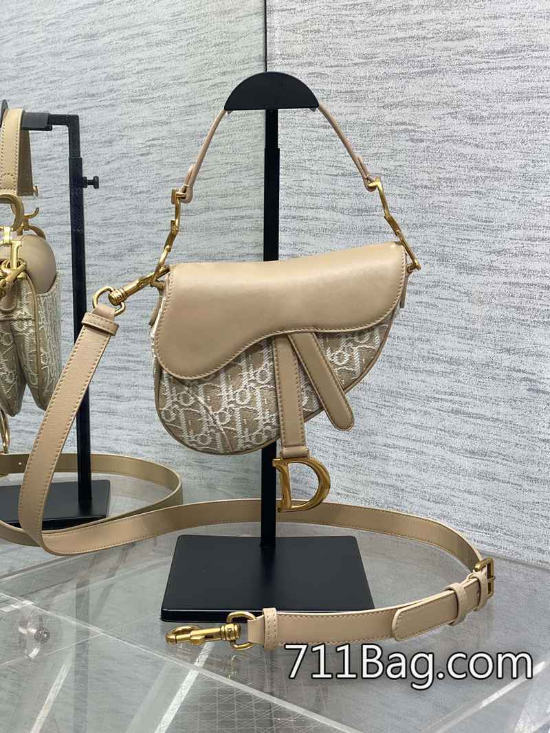 頂級一比一Dior Saddle馬鞍最新自然色系列 LOGO金屬不掉色 Dior仿品實拍 頂級一比一Dior Saddle馬鞍最新自然色系列 LOGO金屬不掉色 Dior仿品實拍