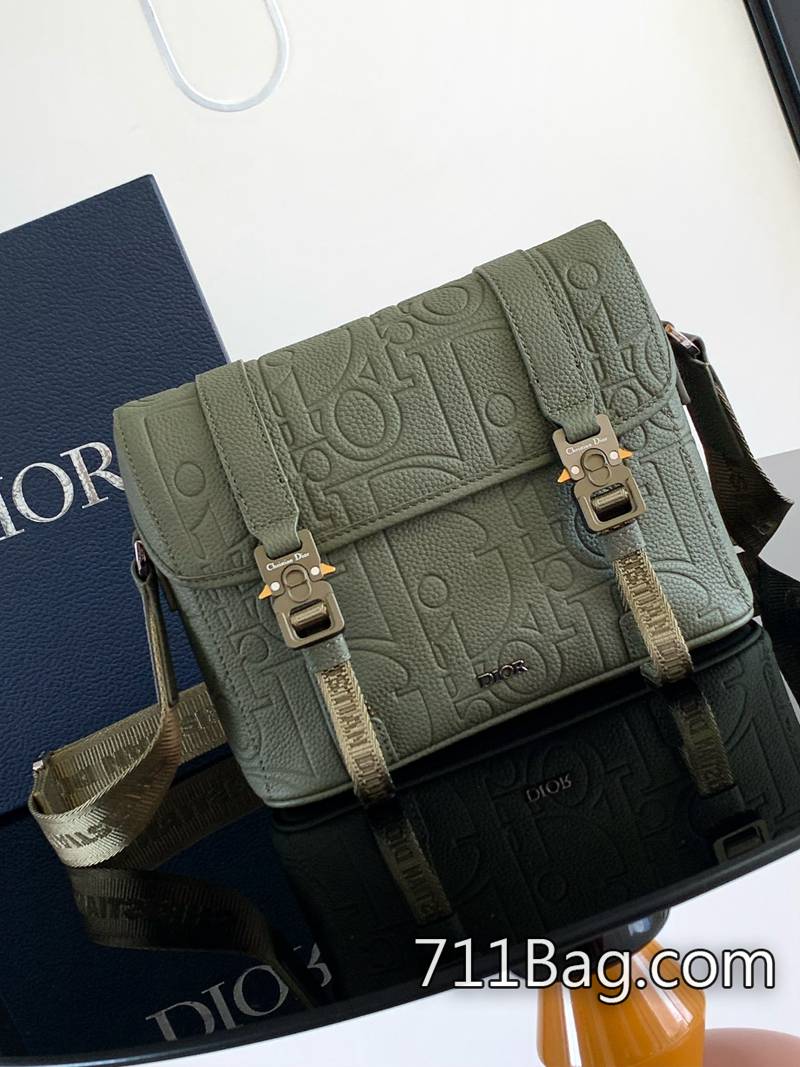 頂級高仿Dior 這款信使包是二零二四秋季男裝系列新品 裡佈選料講究 Dior原版皮A貨 頂級高仿Dior 這款信使包是二零二四秋季男裝系列新品 裡佈選料講究 Dior原版皮A貨