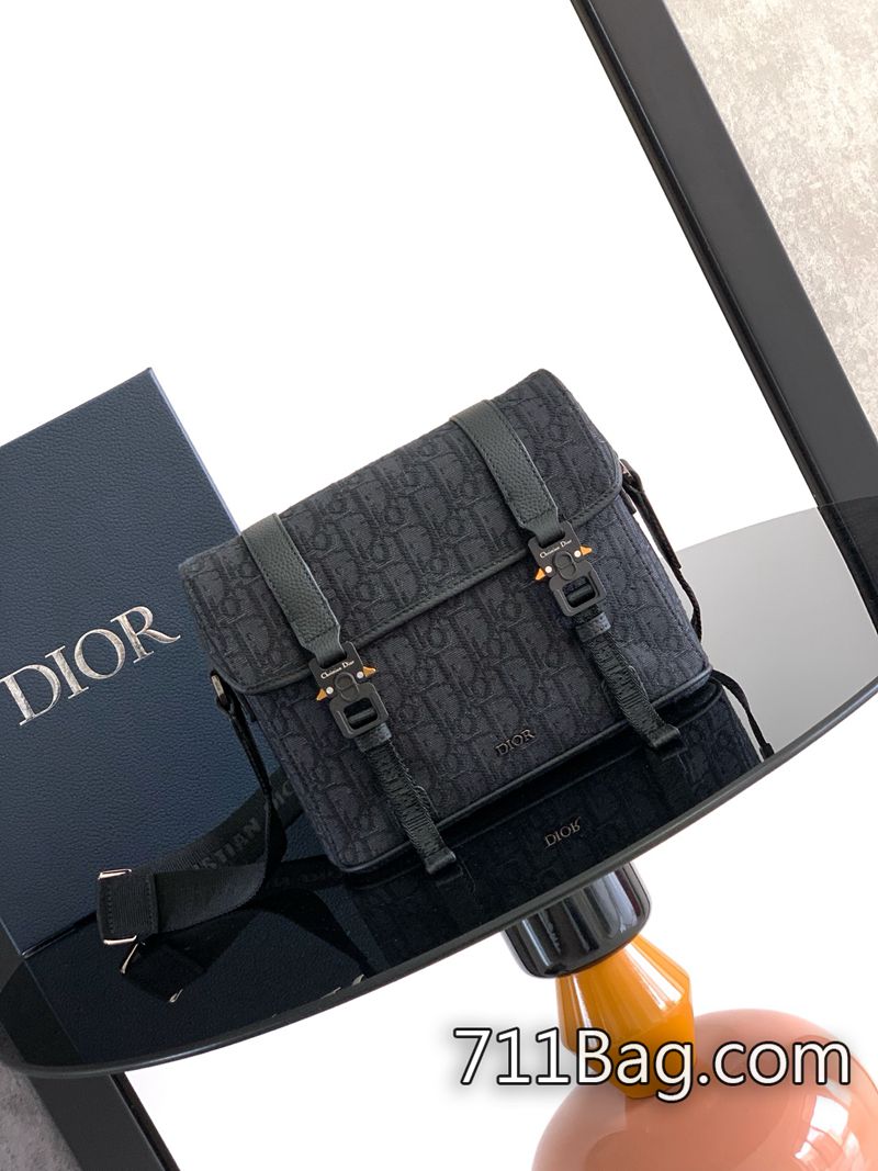 高仿Dior 這款翻蓋信使包以現代時尚的設計突顯 Dior 的高訂精神 LOGO刻字清晰 Dior小紅書仿款 高仿Dior 這款翻蓋信使包以現代時尚的設計突顯 Dior 的高訂精神 LOGO刻字清晰 Dior小紅書仿款