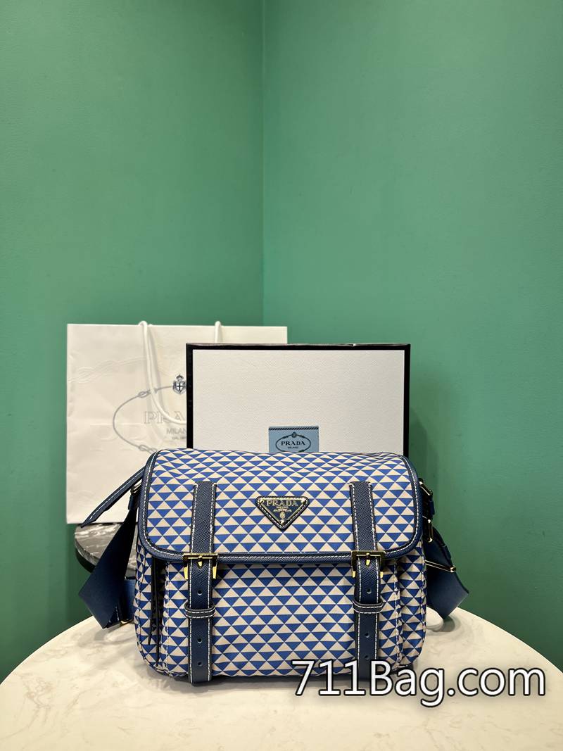 頂級一比一Prada 1BD383 內外細節一致,是高端仿品代表。 高仿Prada店鋪排行榜尺寸:長25x高19.5x底11cm型號:1BD383-711高仿包包,A貨包包