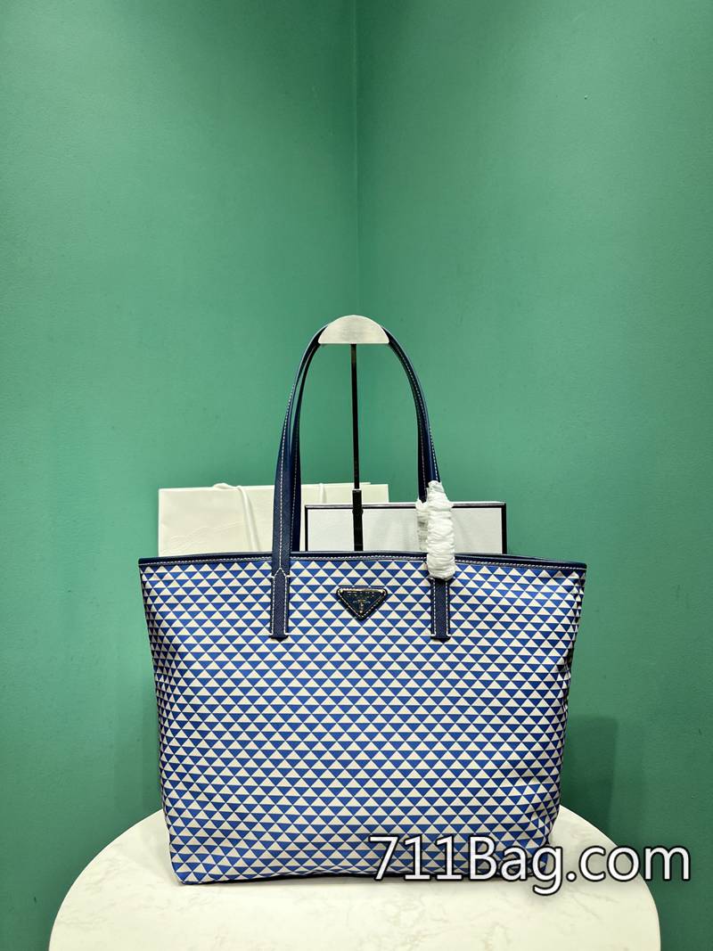 頂級一比一Prada 1BD552 背帶皮革柔軟不勒肩。 Prada Re-Edition高仿尺寸:長33c高29x底14cm型號:1BD552-711高仿包包,A貨包包