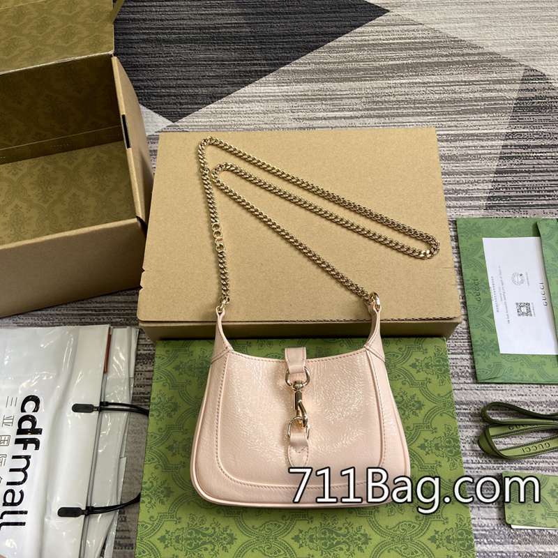 精品Gucci 782889 內裡選用高級絨佈,觸感絲滑。 情侶款Gucci高仿推薦意大利創作模特身高177厘米可適配iPhoneProMax/Plus、Airpods、卡片夾和唇膏-711高仿包包,A貨包包