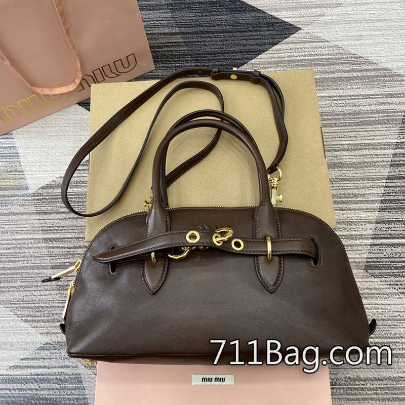 頂級A貨MiuMiu繆繆 5bb168 包體設計比例完美,無失衡感。 MiuMiu一比一太陽鏡尺寸:33X16.5X10cm型號:5bb168-711高仿包包,A貨包包