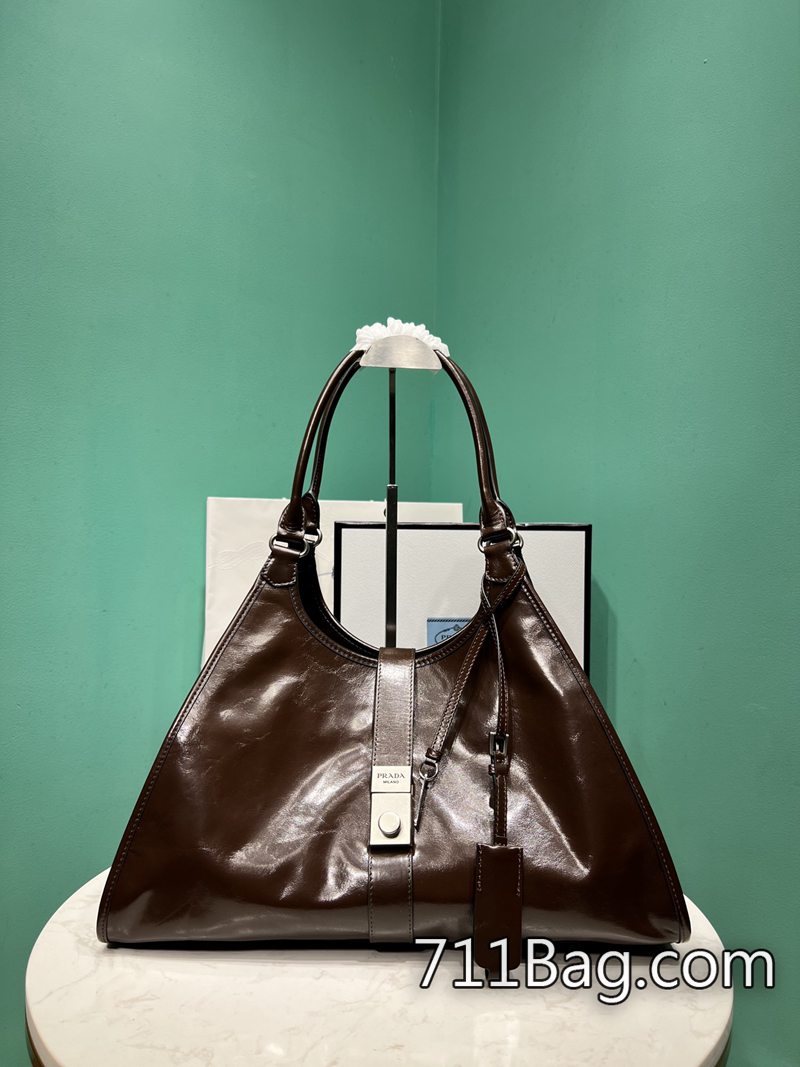精品A貨Prada 1BG570 所有配件與正品開模一致,精準復刻。 百搭風格高仿Prada尺寸:長39x高24.5x底14cm型號:1BG570-711高仿包包,A貨包包