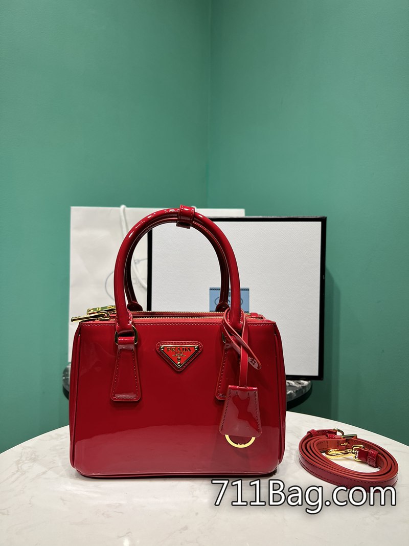 頂級一比一Prada 1BA906 穿搭百搭,回頭率爆表。 高仿Prada可代寫報關單尺寸:20×15×9.5cm-711高仿包包,A貨包包