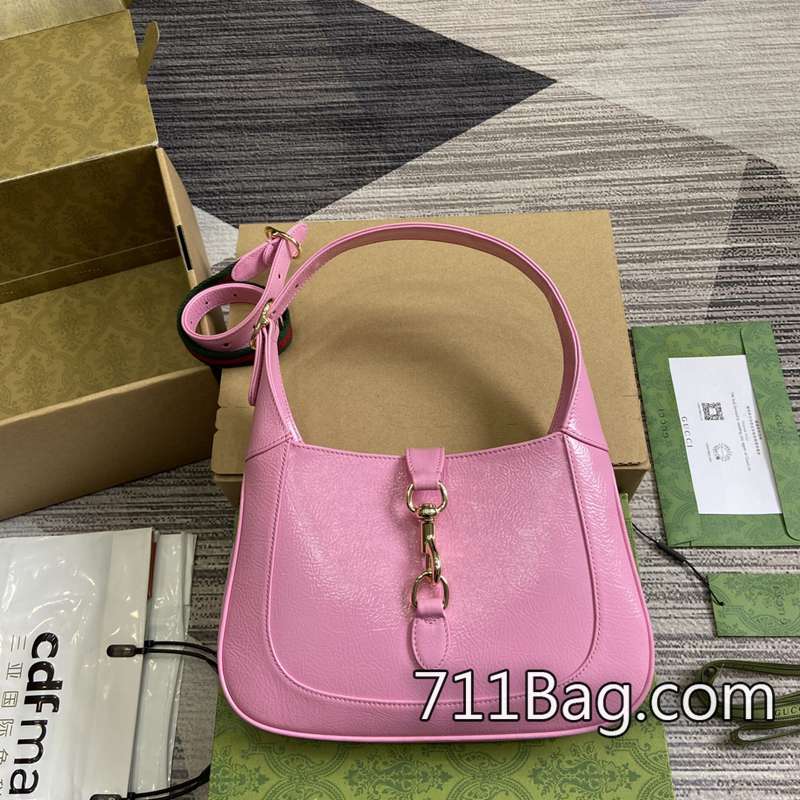 原版一比一Gucci 782849 品質保證,實拍可過專櫃對比。 Gucci Sylvie包高仿尺寸:27.5(寬)x19(高)x4厘米(深)顏色:粉色皺漆。-711高仿包包,A貨包包