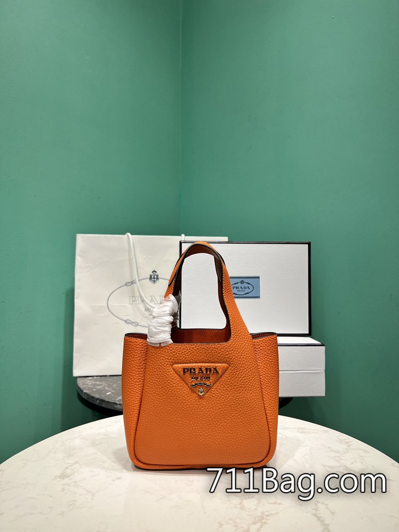 精品高仿Prada 1BA349 採用進口原版皮革,手感柔軟細膩。 高仿Prada包搭配指南尺寸:15.5*18*10cm-711高仿包包,A貨包包