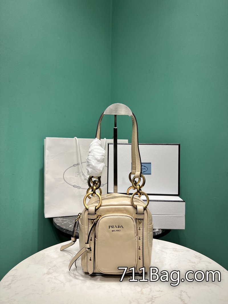 原版一比一Prada 1BB137 表面平滑無皺摺,質感細膩。 高仿Prada支援國際快遞尺寸:長14x高14x底13.5cm-711高仿包包,A貨包包