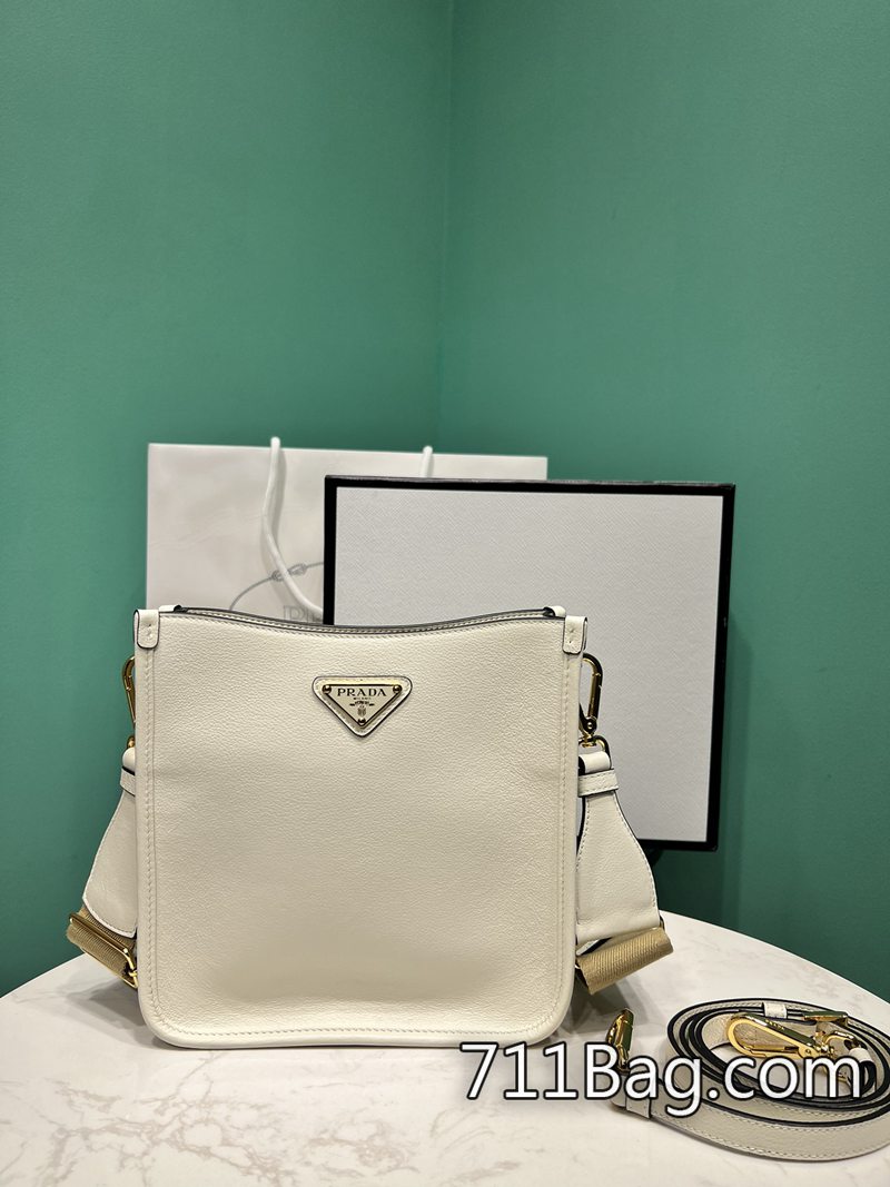 精品Prada 1BH220 一比一復刻,細節100%對版。 高仿Prada包包哪裡買尺寸:長20x高21x底7cm型號:1BH220-711高仿包包,A貨包包