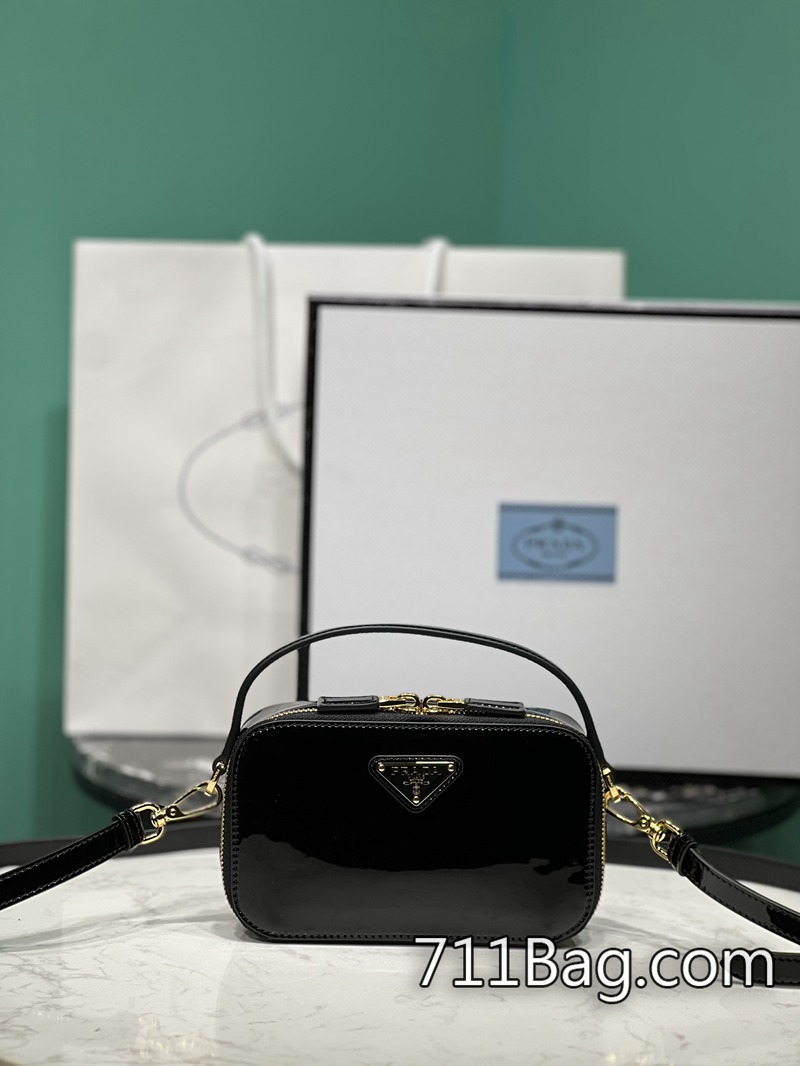 頂級一比一Prada普拉達 1BH206 做工媲美歐洲原廠水準。 Prada高仿包真假對比尺寸:長17.5x高10.5x底4.5cm-711高仿包包,A貨包包