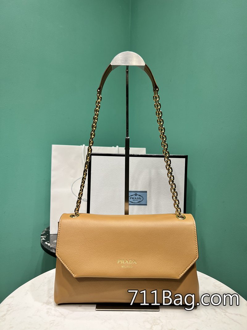 頂級精品Prada 1BD371 材質考究包型挺括 高仿Prada男包尺寸:長29x高16x底9.5cm型號:1BD371-711高仿包包,A貨包包