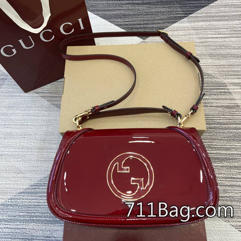 頂級A貨Gucci 815719 產品附帶品控標與吊牌。 Gucci超A貨包款尺寸:32厘米(寬)x17厘米(高)x10厘米(深)顏色:安可拉紅漆皮/原廠皮。-711高仿包包,A貨包包