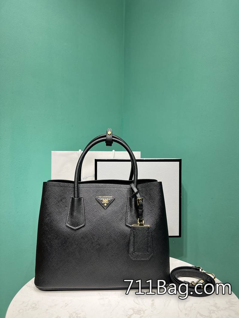 頂級精品Prada 1BG775 穿搭博主力推,實力不容小覷。 A貨Prada腰包尺寸:長33x高24.5x底14cm型號:1BG775-711高仿包包,A貨包包