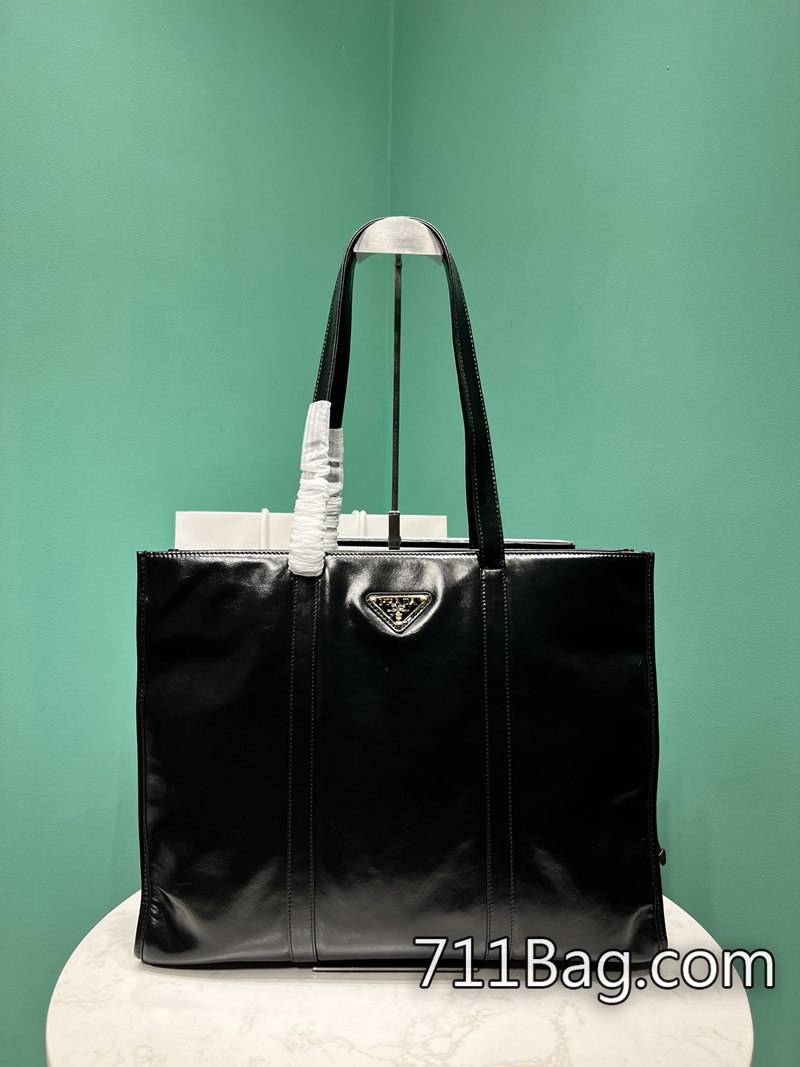精仿Prada 1BG460 奢侈品質感親民價 馬來西亞高仿Prada代購尺寸:長38x高30x底12cm型號:1BG460-711高仿包包,A貨包包