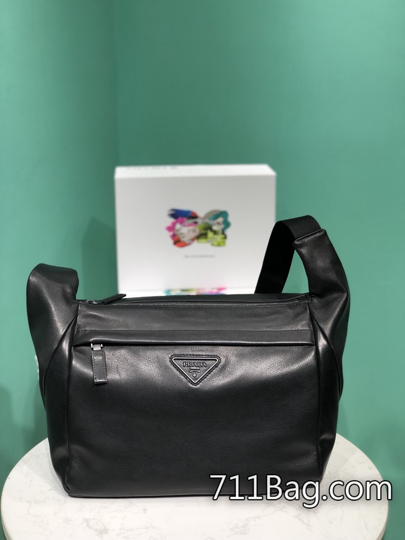 頂級A貨Prada 2VH125 全新版本升級,五金細節再次優化。 高仿Prada皮革包推薦尺寸:長32x高32x底9cm-711高仿包包,A貨包包