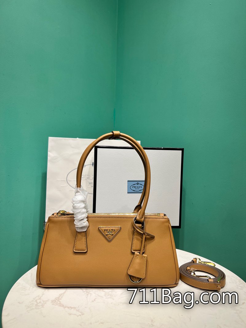 頂級超3APrada 1BA457 如藝術品般的精緻呈現。 高仿Prada可以退貨嗎尺寸:長28x高14x底10.5cm-711高仿包包,A貨包包