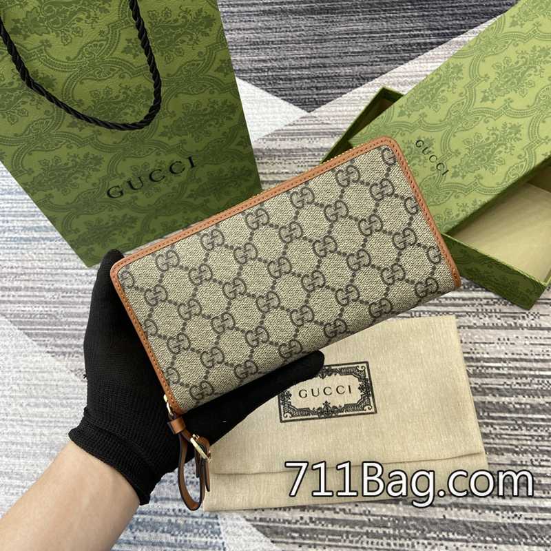 原版一比一Gucci 821803 穿搭博主力推,實力不容小覷。 Gucci旅行包A貨尺寸:19(長)x10(寬)x2.5(厚)顏色:棕色/pvc。-711高仿包包,A貨包包