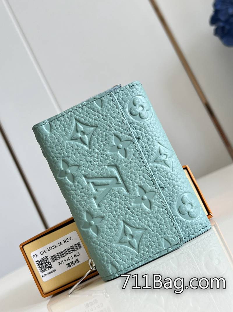 精品高仿路易威登 M14143薄荷綠 用料實在高端手袋 精仿LV精品包相對寬敞,它足夠薄,可以順利滑入口袋或小包。尺寸:11x8.5x2cm-711高仿包包,A貨包包