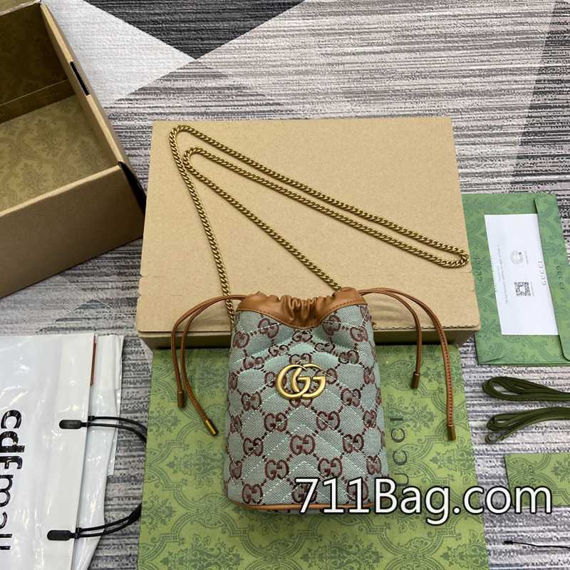 精品A貨Gucci 783175 包面壓紋均勻精緻,無跳線。 Gucci高仿包真假鑑定這款包袋以GucciRossoAncora紅色經典GG帆佈匠心打造,綴飾以高頻壓印技術打造的Gucci浮雕標識,低調而不張揚。其他經典細節還包括拉鏈外袋上的紅綠織帶細節。型號:800185。尺寸:42(長)x22(寬)x22厘米(厚)顏色:紅佈紅皮/原廠皮。-711高仿包包,A貨包包