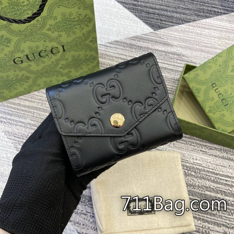 精品A貨Gucci 772793 背帶皮革柔軟不勒肩。 送禮首選Gucci包仿品尺寸:11(長)x9.5(寬)x3(厚)顏色:黑色/全皮。-711高仿包包,A貨包包