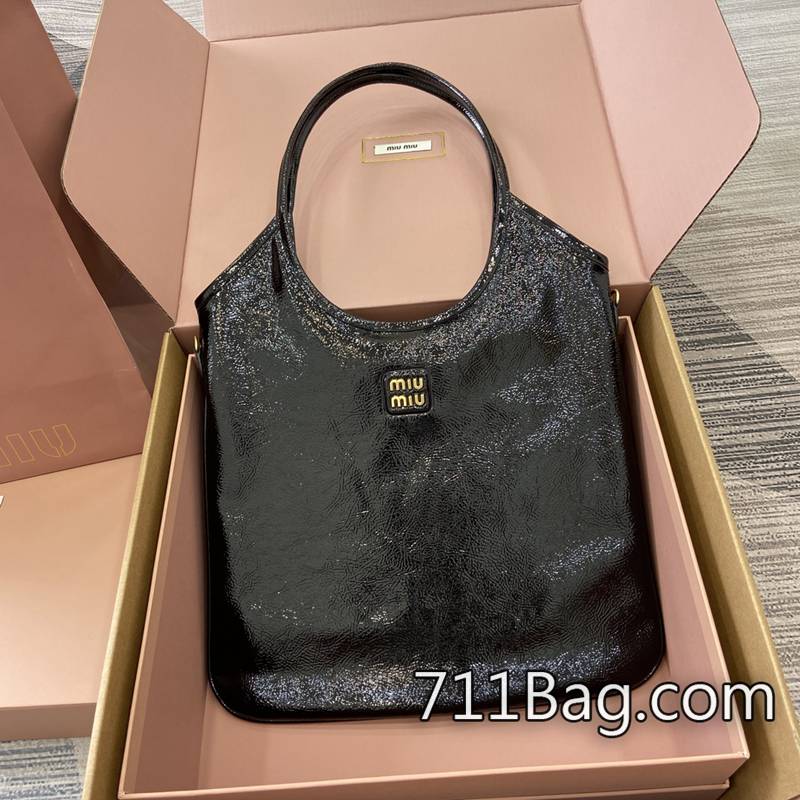 頂級一比一MiuMiu 5BG231 高耐磨材質,使用壽命長。 高仿MiuMiu馬鞍包尺寸:W35×H40cm。顏色:黑色油蠟漆皮/原廠皮。-711高仿包包,A貨包包