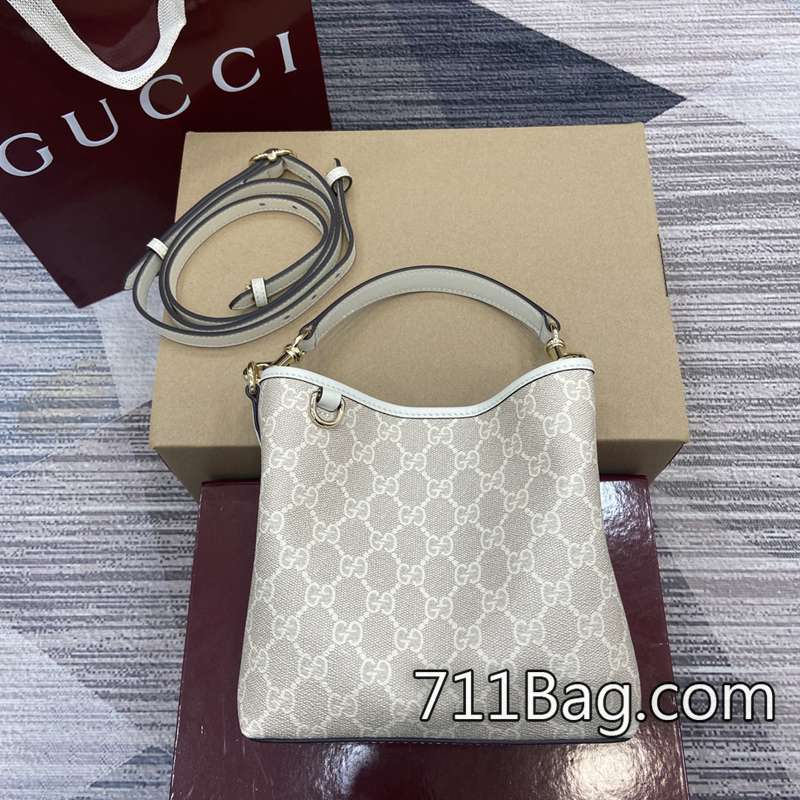 精品A貨Gucci 821165 接縫平整自然,無明顯毛邊。 Gucci一比一A貨店鋪這款腰帶包采用新的黑色GGMonogram塗層織物制成,設有開放式口袋和外部D環以固定配件。型號:821165。尺寸:23x13x5.5cm。顏色:棕色/pvc。-711高仿包包,A貨包包