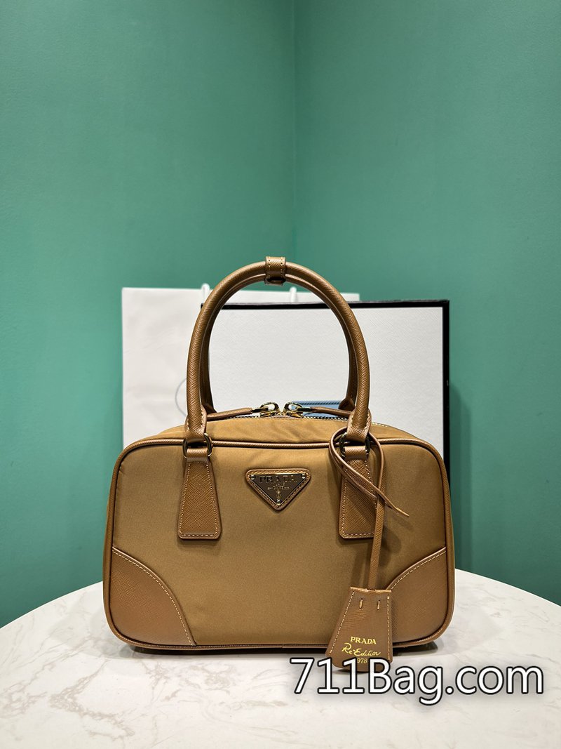 頂級高仿Prada 1BB121 重磅帆佈材質,質感厚實不塌陷。 高仿Prada包大陸出貨尺寸:長25高14.5x底7.5cm-711高仿包包,A貨包包