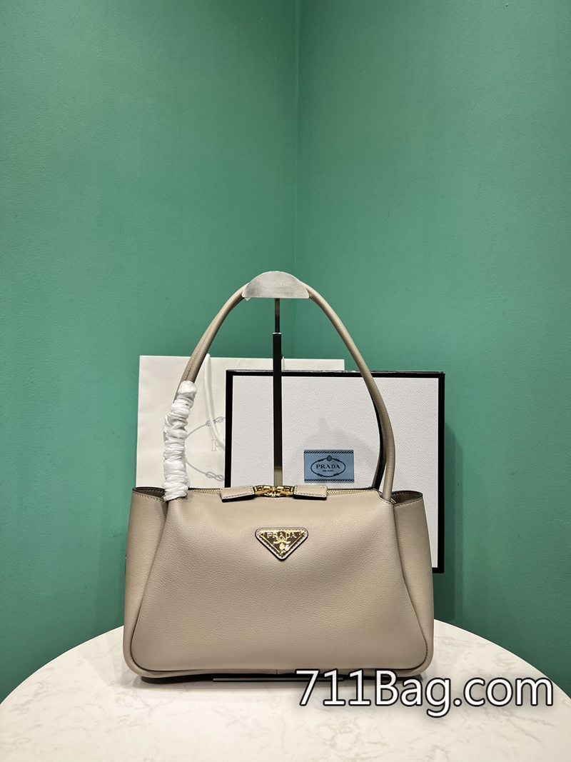 精品Prada 1BA444 用心對待每一位顧客與每一隻包。 高仿Prada網絡商城尺寸:長28x高18x底11cm型號:1BA444-711高仿包包,A貨包包