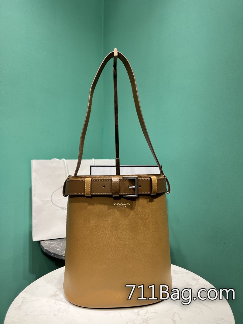 精品高仿Prada普拉達 1BE085 內裡選用高級絨佈,觸感絲滑。 Prada A貨包怎麼分辨尺寸:長26.5x高29x底18cm型號:1BE085-711高仿包包,A貨包包