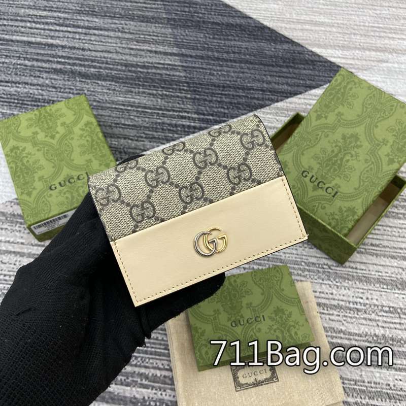 精品A貨Gucci古馳 790055 奢侈品質感親民價 Gucci A貨批發零售打開時尺寸:17.5(長)x11厘米(寬)閉合時尺寸:8.5(長)x11(寬)x3厘米(厚)顏色:淺米色/pvc。-711高仿包包,A貨包包