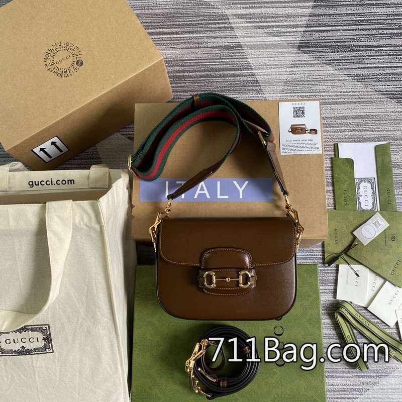 A貨Gucci 658574 包體設計比例完美,無失衡感。 拼多多Gucci A貨評價這款設計采用品牌標志性的米色和烏木色配色GGSupreme帆佈制成。型號:781402。尺寸:23*21*12cm顏色:棕色pvc-711高仿包包,A貨包包