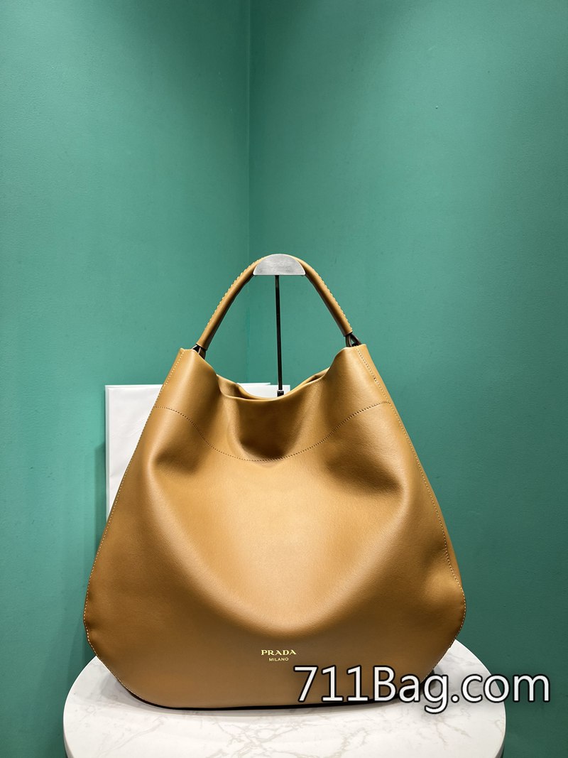 一比一Prada 1BC219 實拍不修圖,細節也很能打。 精仿Prada肩背包尺寸:長45.5x高43x底11cm-711高仿包包,A貨包包