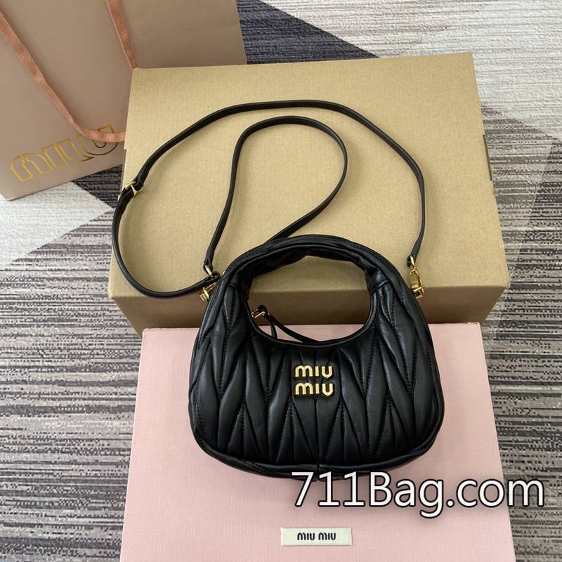 頂級高仿MiuMiu 5BP078 完美復刻細節包包 高仿MiuMiu定制版尺寸:17.5X14X5.5顏色:黑色/原廠皮。-711高仿包包,A貨包包