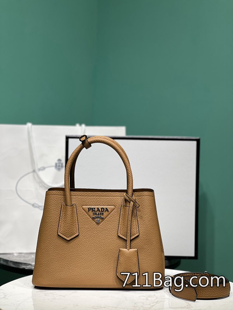 頂級一比一Prada 1BG443 手感細膩質感滿分 Prada A貨包怎麼分辨尺寸:25*18.5*12.5cm-711高仿包包,A貨包包