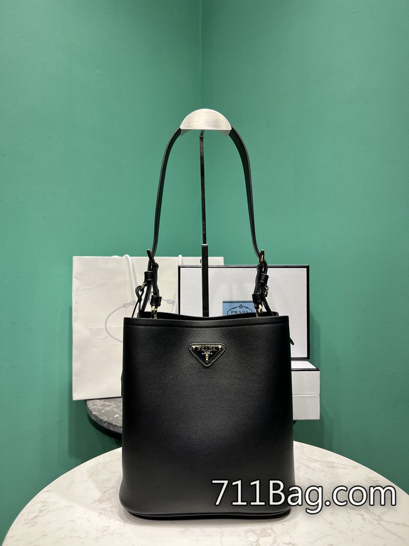 頂級精品Prada 1BE080 金屬鎖扣經久耐用不氧化。 高仿Prada包大陸出貨尺寸:長21.5x高22.5x底13cm型號:1BE080-711高仿包包,A貨包包
