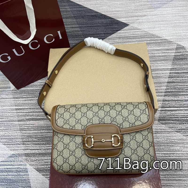 精品A貨Gucci 815178 包型挺立,結構不易變形。 Gucci仿品網路熱搜尺寸:26厘米(寬)x17.5厘米(高)x10厘米(深)重量:約0.85千克顏色:棕色pvc/原廠皮。-711高仿包包,A貨包包