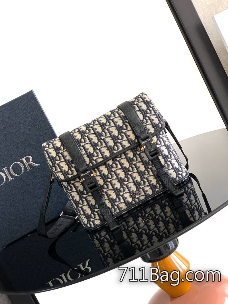 一比一Dior 這款翻蓋信使包以現代時尚的設計突顯 Dior 的高訂精神 邊緣收邊平整 Dior無LOGO包-711高仿包包,A貨包包