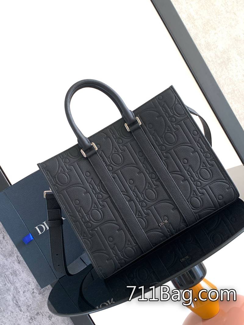 高仿Dior 這款 East-West 手袋是二零二四冬季男裝系列新品 包內結構一致性強 Dior鏈條包高仿-711高仿包包,A貨包包