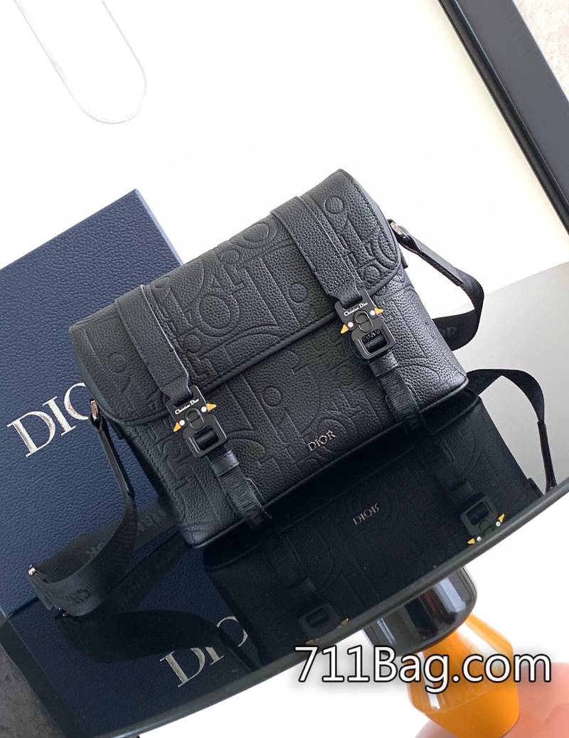 A貨Dior 這款信使包是二零二四秋季男裝系列新品 針距規則不跑線 Dior真假對比-711高仿包包,A貨包包