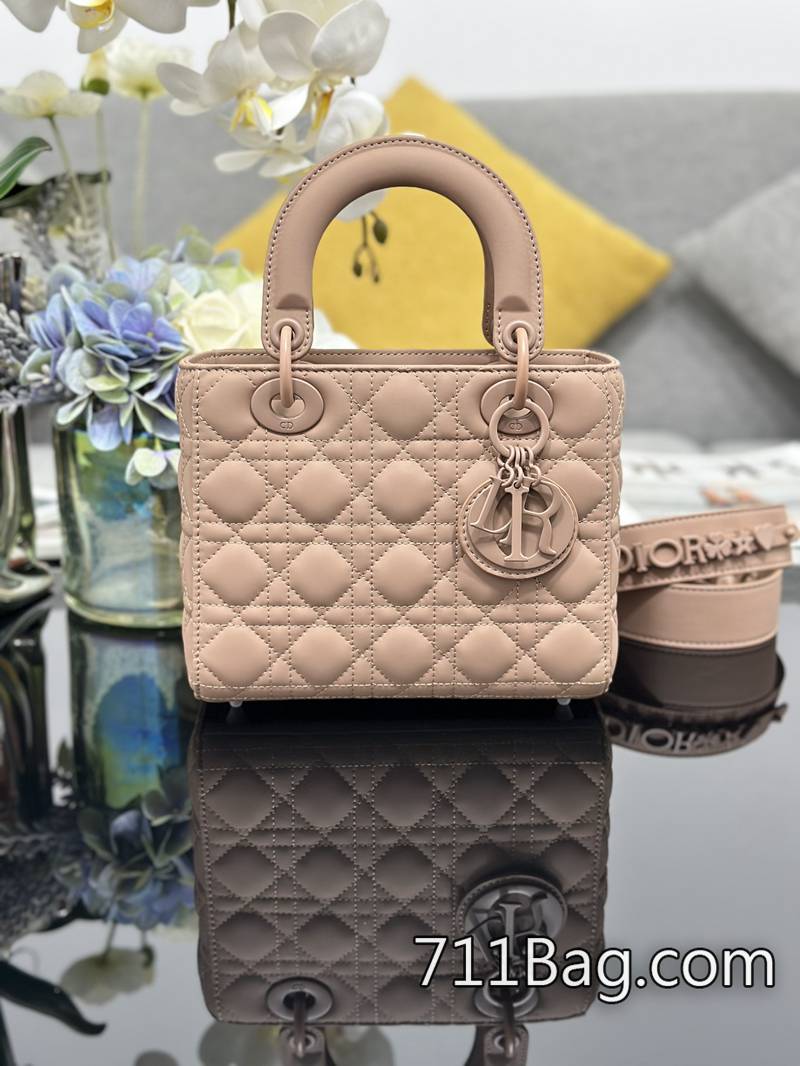 頂級精品Dior Lady Dior My 四格磨砂徽章款 金屬件厚實有份量 Dior仿冒品查詢-711高仿包包,A貨包包