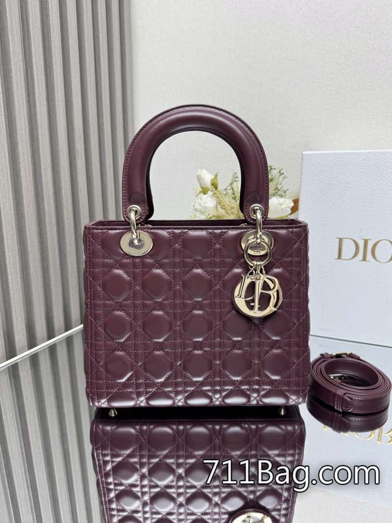 精品Dior 【Lady Dio.r My ABC】「酒紅色羊皮」/五格羊皮/這款手袋集中體現瞭Dio.r 對典雅和美麗的深刻洞見。采用小羊皮革精心制作 針距規則不跑線 Dior原廠複刻-711高仿包包,A貨包包
