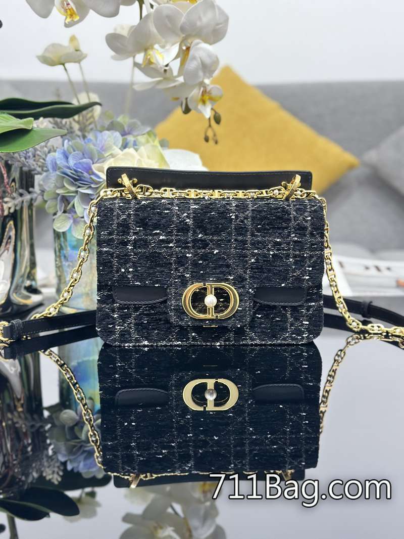 高仿Dior Dior Jolie ToP Handle 手袋兼具優雅氣質與實用功能。采用黑色藤格紋粗花呢等材質精心制作。雙重翻蓋設計 對版標識位置 Dior白牌高仿-711高仿包包,A貨包包